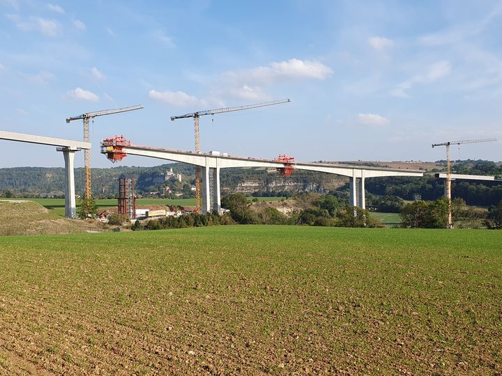 Saale Valley bridge near Bad Kösen under balanced cantilever construction shortly before closure, surrounded by cranes